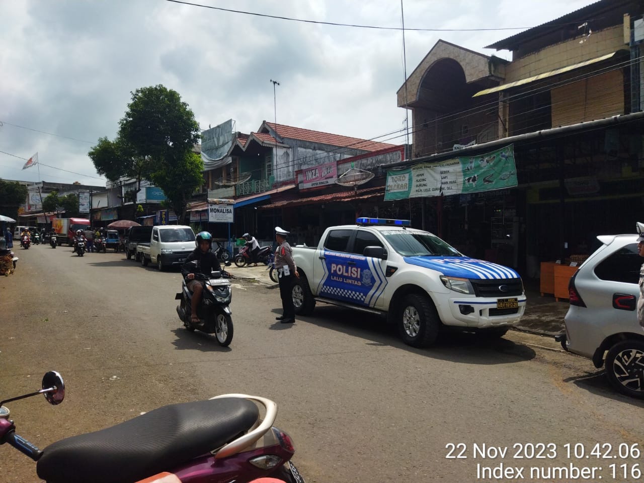 Melalui Public Address, Personel Sat Lantas Polres Bengkulu Utara Edukasi Tertib Berlalu Lintas Pengguna Jalan di Pasar Purwodadi