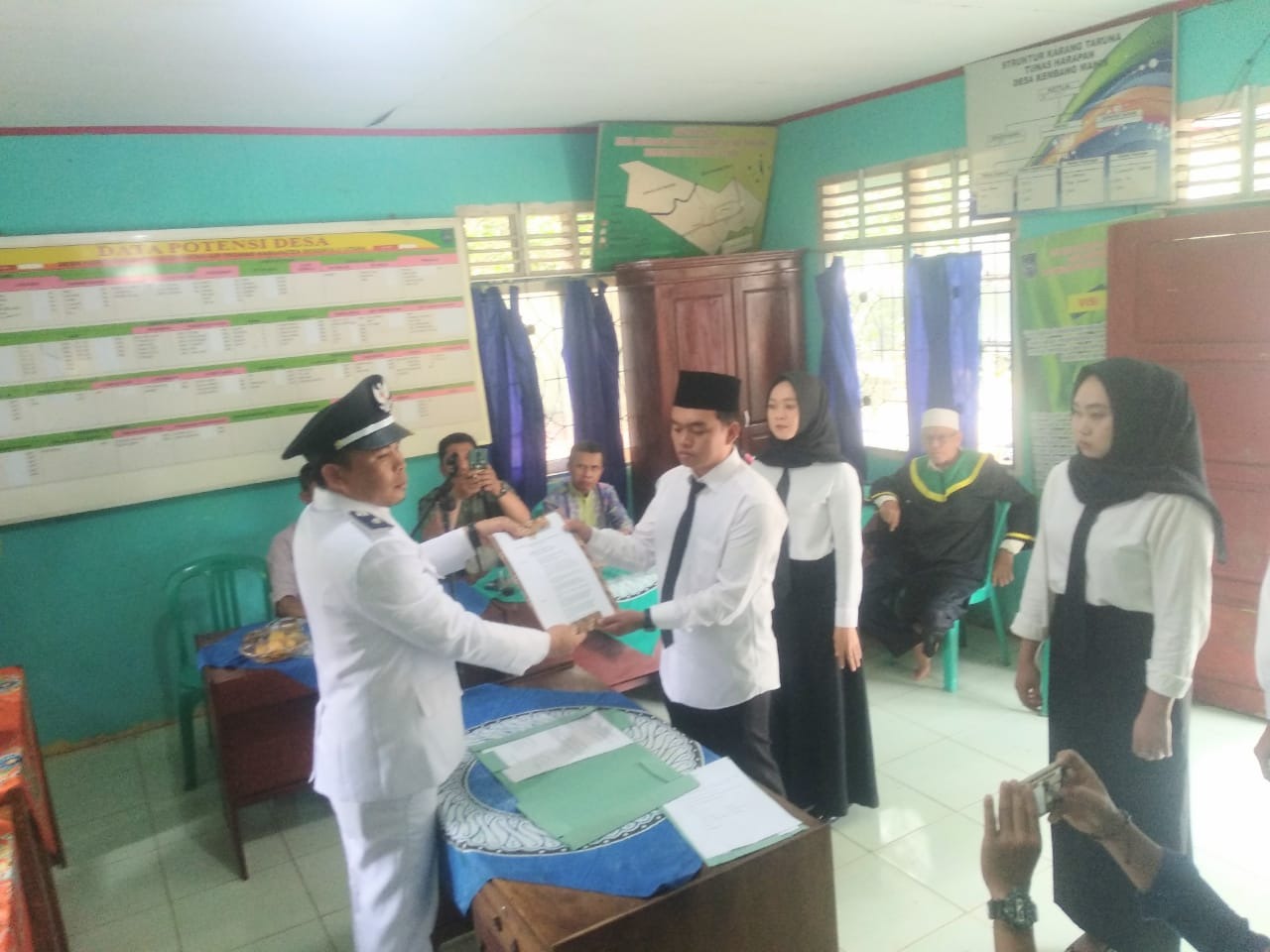 Dukung Jalannya Pemerintahan Desa, Kapolsek Lais Hadiri Pelantikan Perangkat Desa Kembang Manis