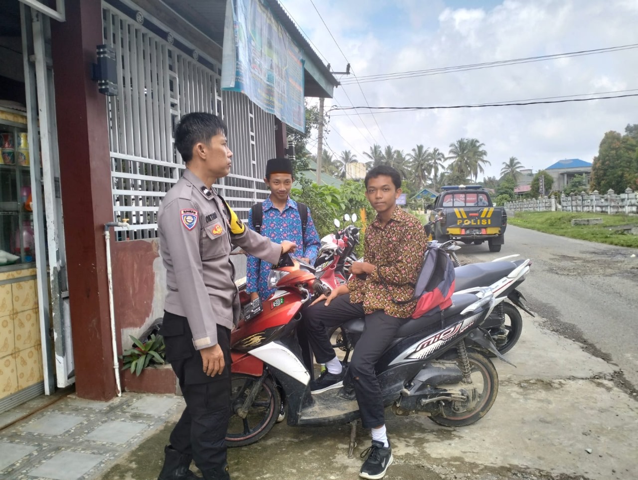 Polsek Padang Guci Hulu Lakukan Patroli dan Berikan Imbauan Tertib Berlalulintas di Desa Bungin Tambun 