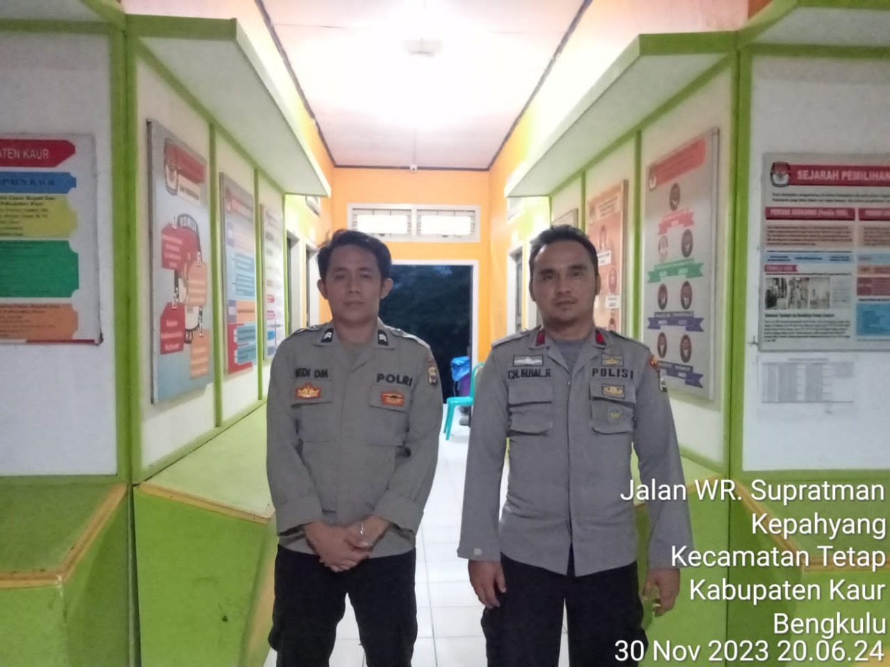 Siap Siaga, Personel Piket Polres Kaur Pengamanan di Kantor KPUD Kaur 