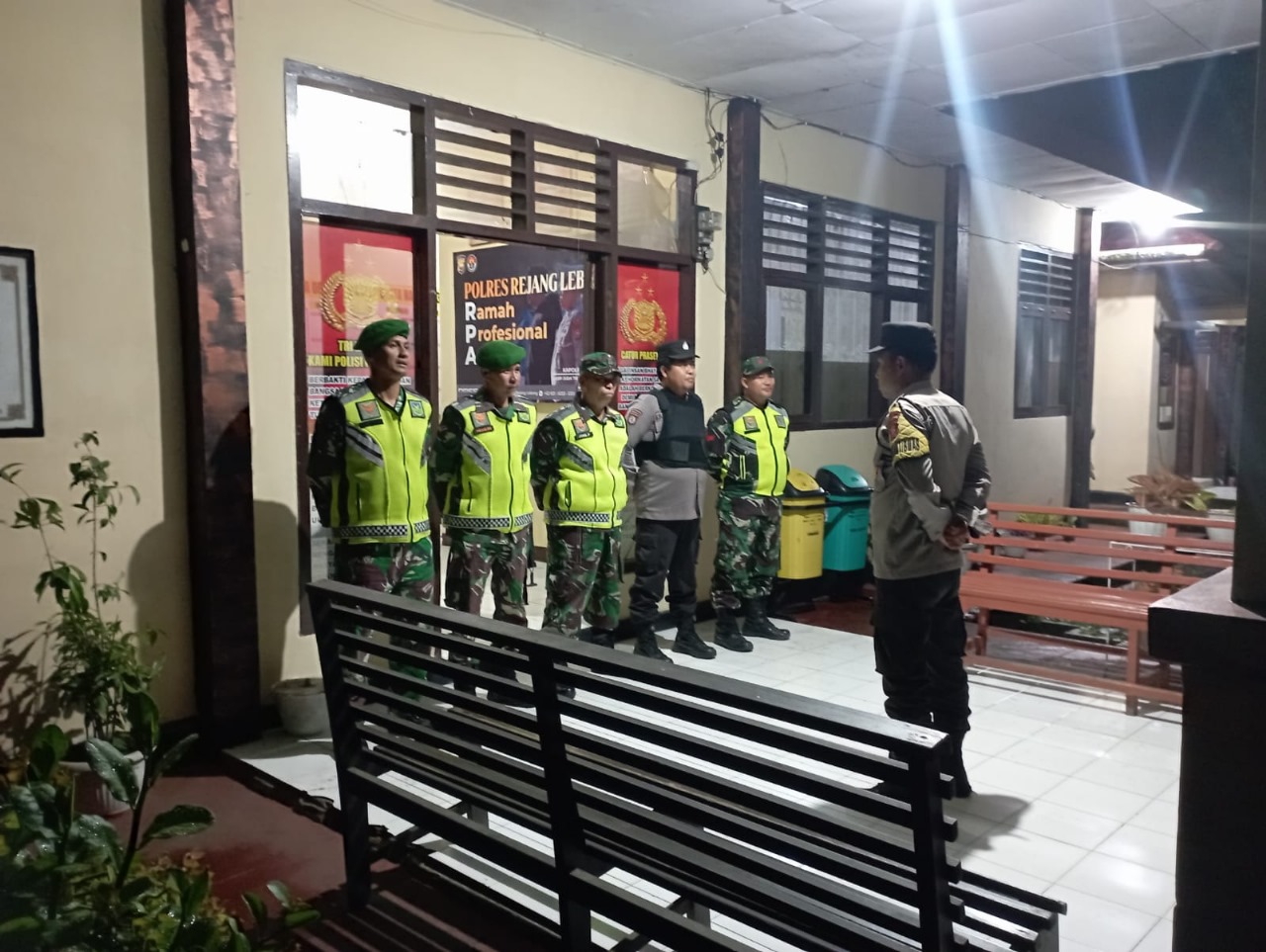 Sinergitas TNI-Polri, Polsek Curup dan Koramil 409-05 Curup Gelar Patroli Rutin Antisipasi Tindak Pidana