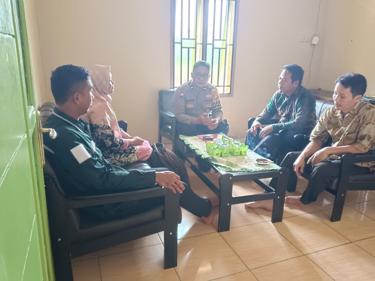 Bhabinkamtibmas Polsek Padang Jaya Sambang dan Berikan Imbauan Kamtibmas Ke Anggota PPS Desa Tanjung Harapan