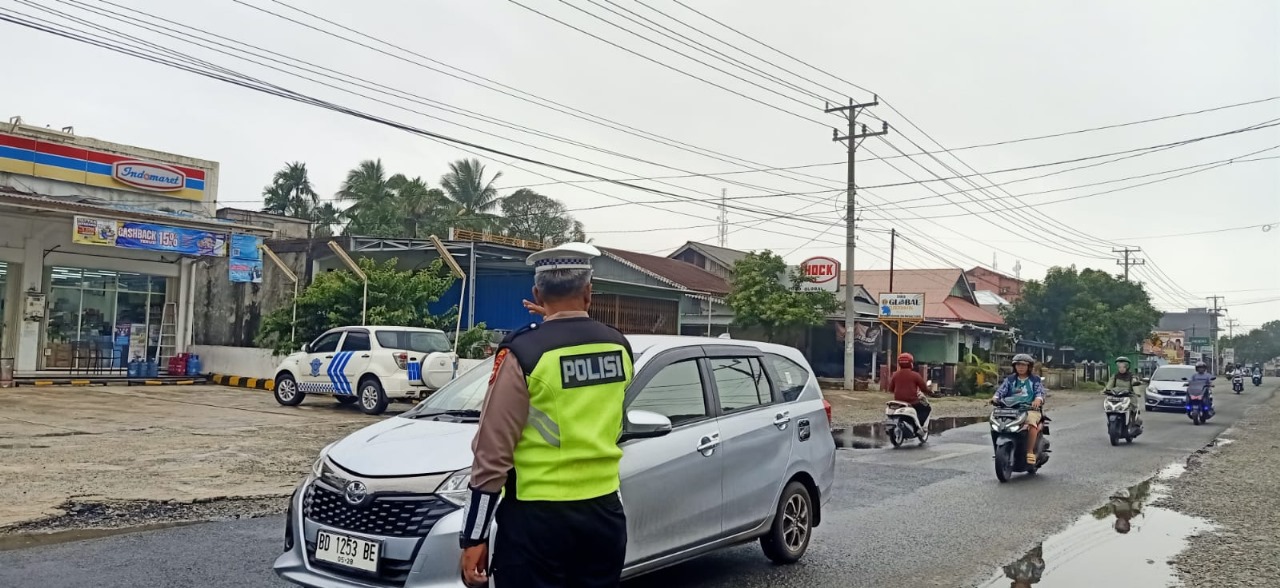 Bentuk Pelayanan Kepada Masyarakat Guna Mewujudkan Kamseltibcar Lantas, Sat Lantas Polres Kaur Gatur Lalin Pagi Hari