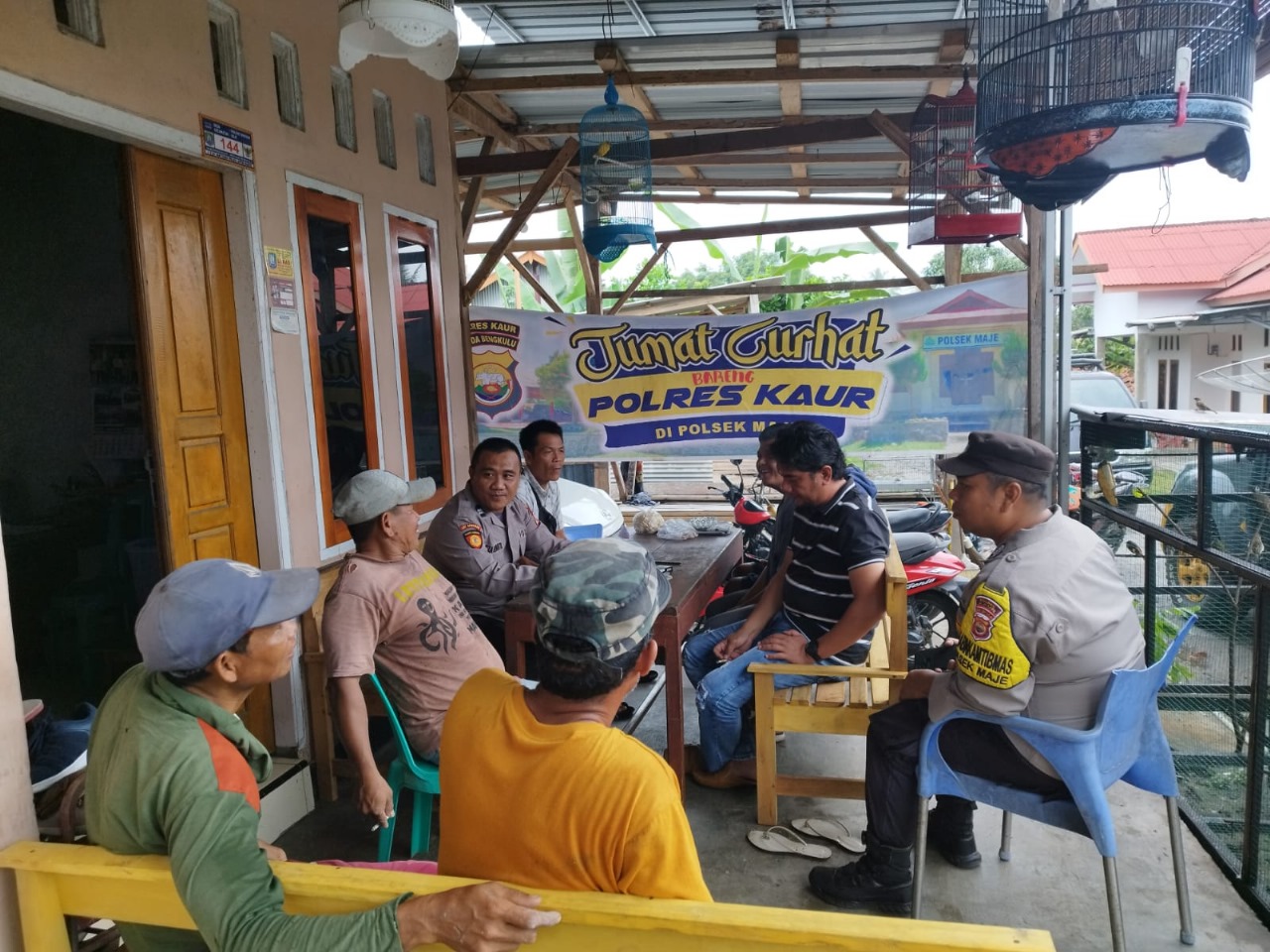 Dengarkan Keluhan Masyarakat Desa Linau, Polsek Maje Gelar Jumat Curhat 