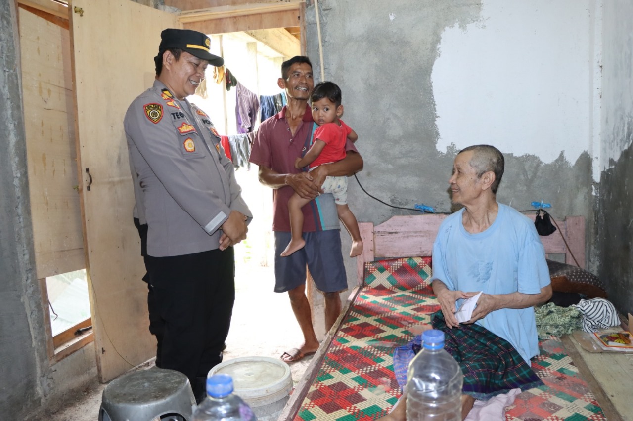 Cooling System Jelang Pemilu 2024, Polres Mukomuko Beri Bantuan Kepada Warga Kurang Mampu