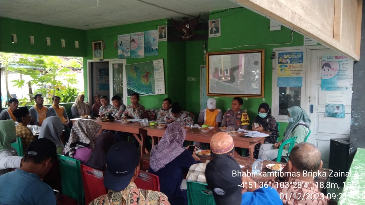 Dukung dan Awasi Program Pembangunan Desa, Bhabainkamtibas Polsek Maje Hadiri Musdes Tanjung Baru 