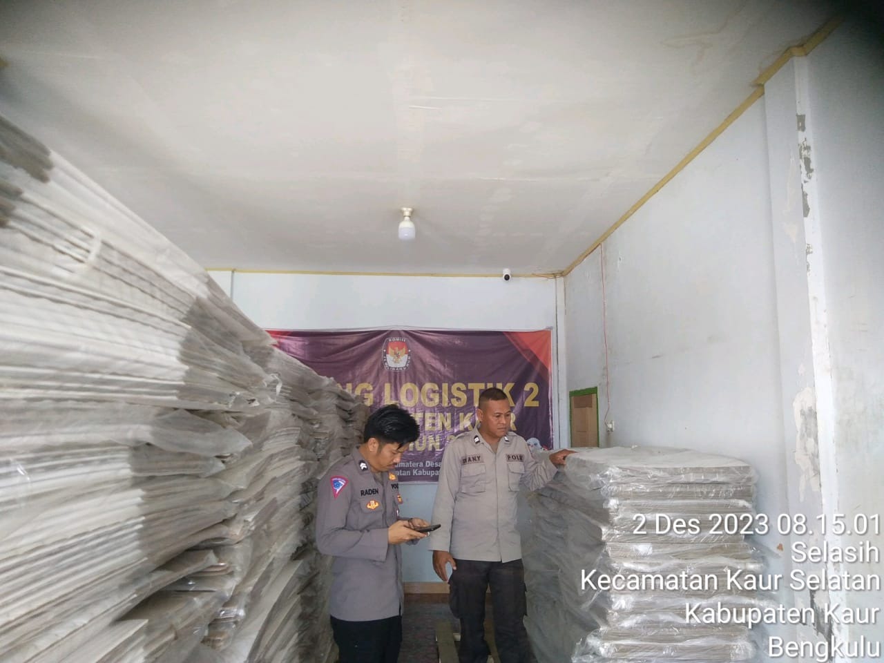 Tingkatkan Situasi Kamtibmas yang Kondusif di Gudang Logistik KPUD, Personel Satgas Preventif OMB Nala Polres Kaur Lakukan Pengamanan 