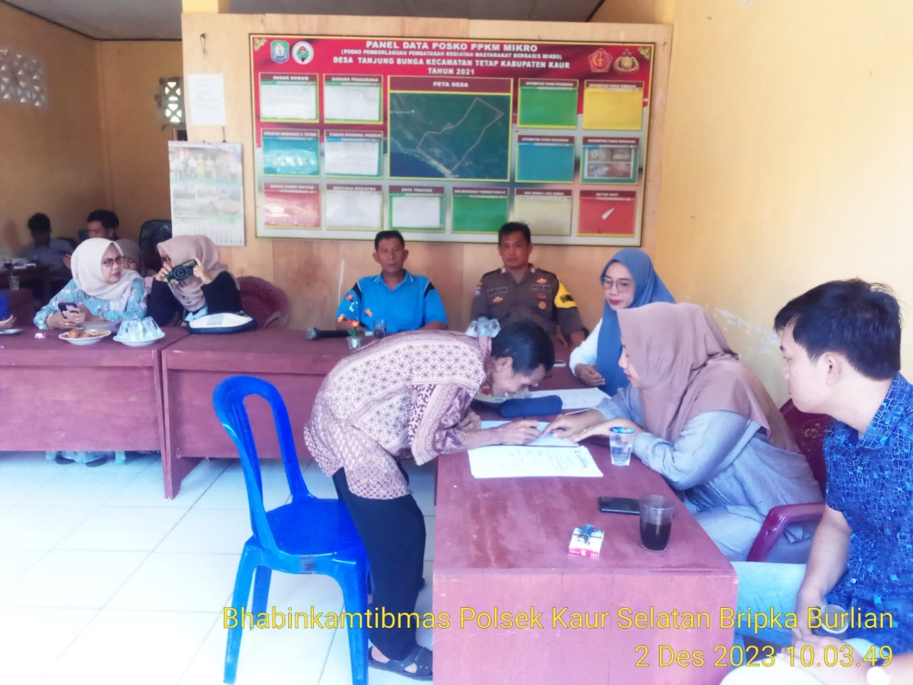 Bhabinkamtibmas Polsek Kaur Selatan Hadiri BLT DD di Desa Tanjung Bunga 