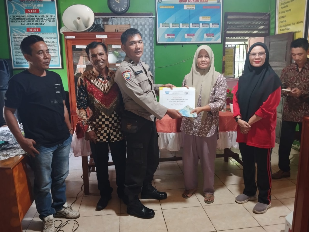 Bhabinkamtibmas Polsek Lais Hadiri Penyaluran BLT DD Dusun Raja