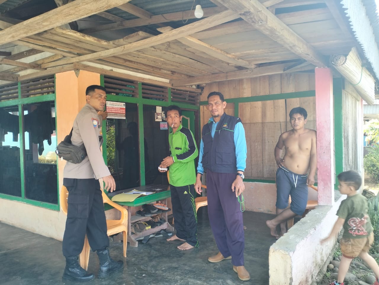 Bhabinkamtibmas Dampingi Tim Pemdes Tempelkan Stiker di Rumah Warga