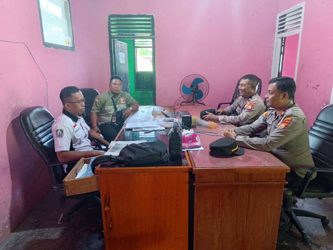 Dalam Rangka Pengawasan Kamtibmas di Wilayah Hukum Polsek Maje Patroli Sambang ke Kantor Panwascam