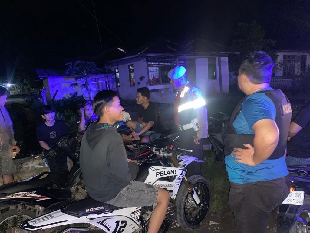 Patroli Rutin, Personel Polsek Kerkap Ajak Masyarakat untuk Jaga Kamtibmas di Wilkum Kerkap