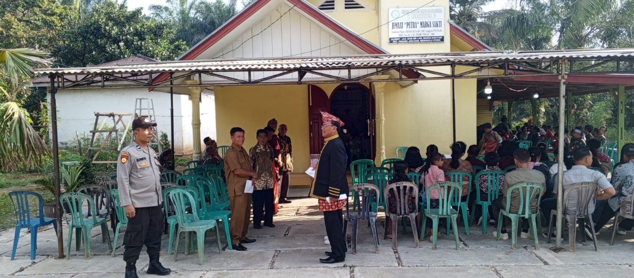 Personel Polsek Padang Jaya, Melaksanakan Pengamanan dan Pengaturan Perayaan Natal di Gereja Gekisia Desa Marga Sakti 