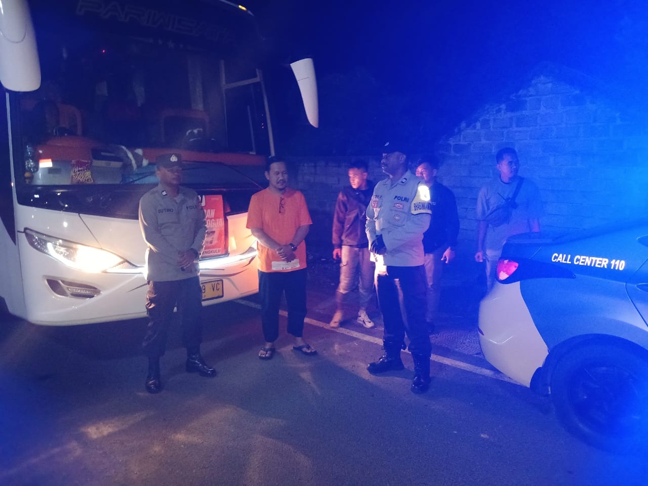 Berikan Rasa Aman, Polsek Sindang Kelingi Lakukan Pengawalan Kendaraan yang Melintas 