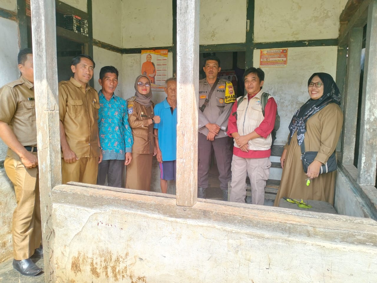 Didampingi Bhabinkamtibmas, Tim Pendamping Desa Tempelkan Stiker di Rumah Warga Penerima Bantuan Sosial