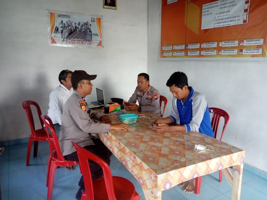 Bekerjasama Mewujudkan Pemilu Aman, Wakapolsek Padang Jaya Kunjungi Panwaslu Kecamatan