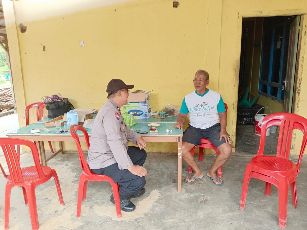 Sambangi Warga, Bhabinkamtibmas Polsek Padang Jaya Beri Motivasi kepada Warga dalam Menjaga Sitkamtibmas Tetap Kondusif Jelang Pemilu 2024