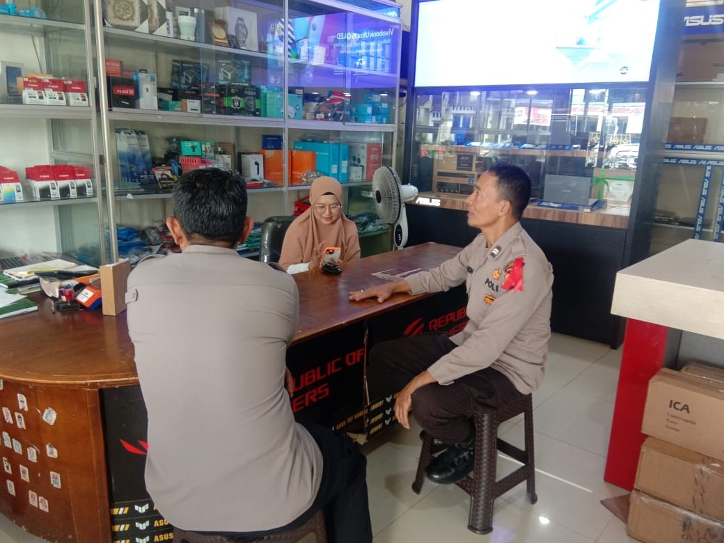 Sampaikan Imbuan dan Pesan Kamtibmas Personel Sat Binmas Sambangi Toko Elektronik
