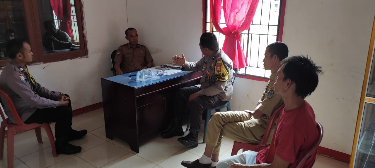 Jalin Sinergitas Bersama Perangkat Desa, Bhabinkamtibmas Polsek Padang Jaya Sambangi Kantor Desa Talang Tua