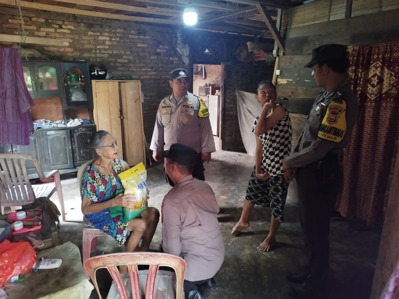 Program Selasa Berbagi, Polsek Maje Salurkan Bantuan Kepada Warga Kurang Mampu