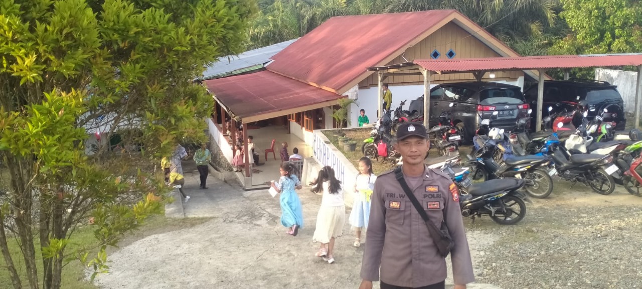 Ciptakan Situasi Kamtibmas Aman Selama Natal, Polsek Mukomuko Selatan Jaga Jemaat Saat Beribadah di Gereja