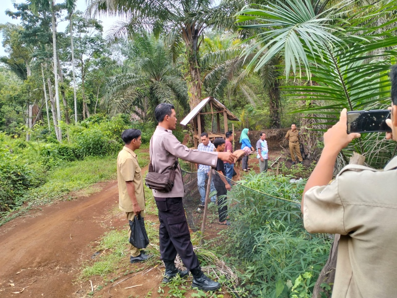 Bhabinkamtibmas Polsek Lais Hadiri Monev Pemberdayaan Ketahanan Pangan Kolam Ikan Nila di Desa Suka Langu 