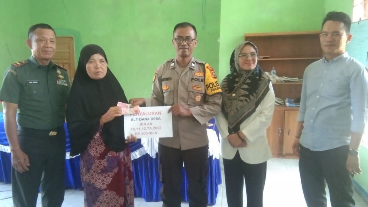 Plt Bhabinkamtibmas Hadiri Penyaluran BLT DD Lubuk Lesung