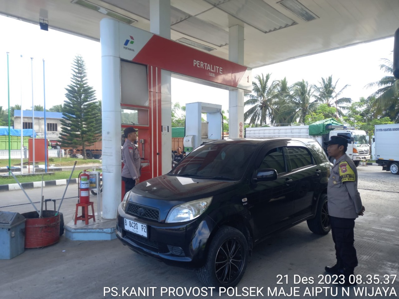 Pengawasan di SPBU, Personel Polsek Maje Cegah Kecurangan dan Pelanggaran 