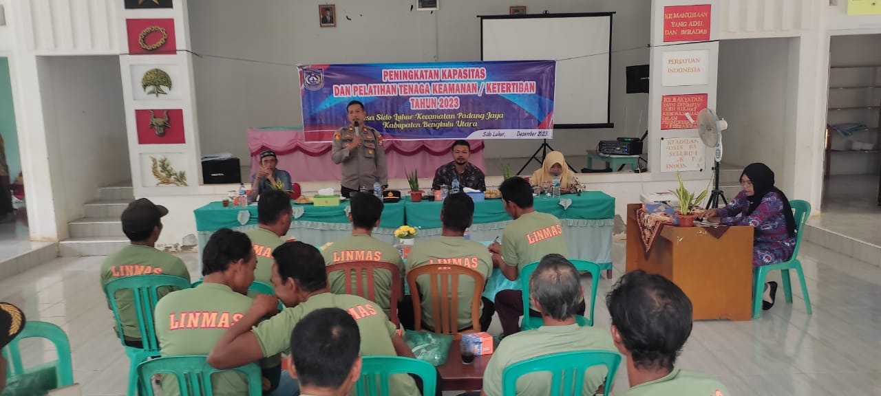 Tingkatkan Kemampuan Linmas Hadapi Pemilu 2024, Polsek Padang Jaya Berikan Pelatihan