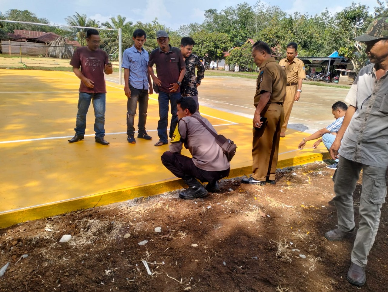 Monitoring Pembangunan Lapangan Volly, Bhabinkamtibmas Polsek Lais Turun ke Lapangan 