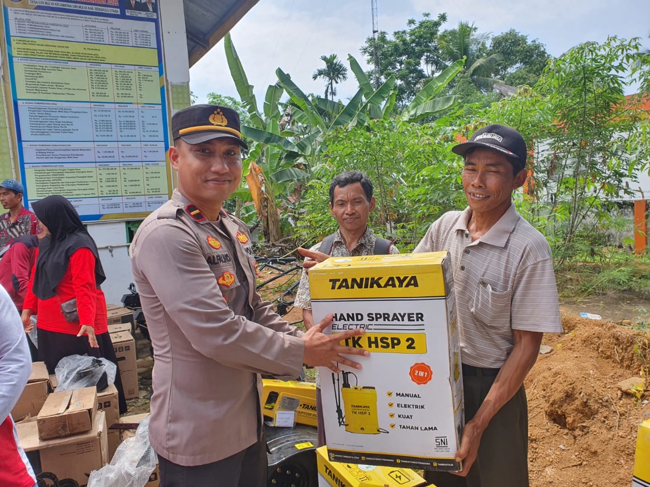 Kapolsek Giri Mulya Hadiri Kegiatan Pembagian Alat Pertanian kepada Kelompok Wanita Tani