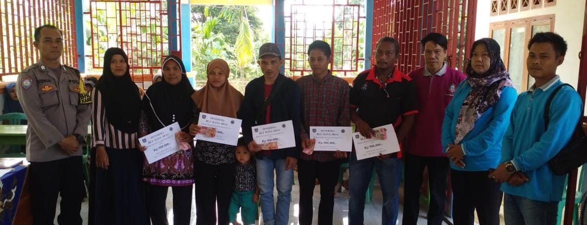 Pembagian BLT DD di Desa Suka Mulya di Awasi oleh Bhabinkamtibmas Polsek Giri Mulya