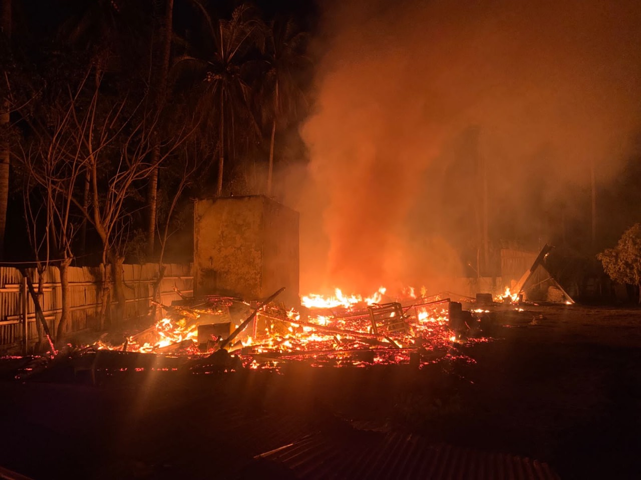 Bersama Koramil dan Masyarakat, Personel Polsek Kaur Selatan Datangi TKP dan Bantu Padamkan Kebakaran Mess Tambak Udang 