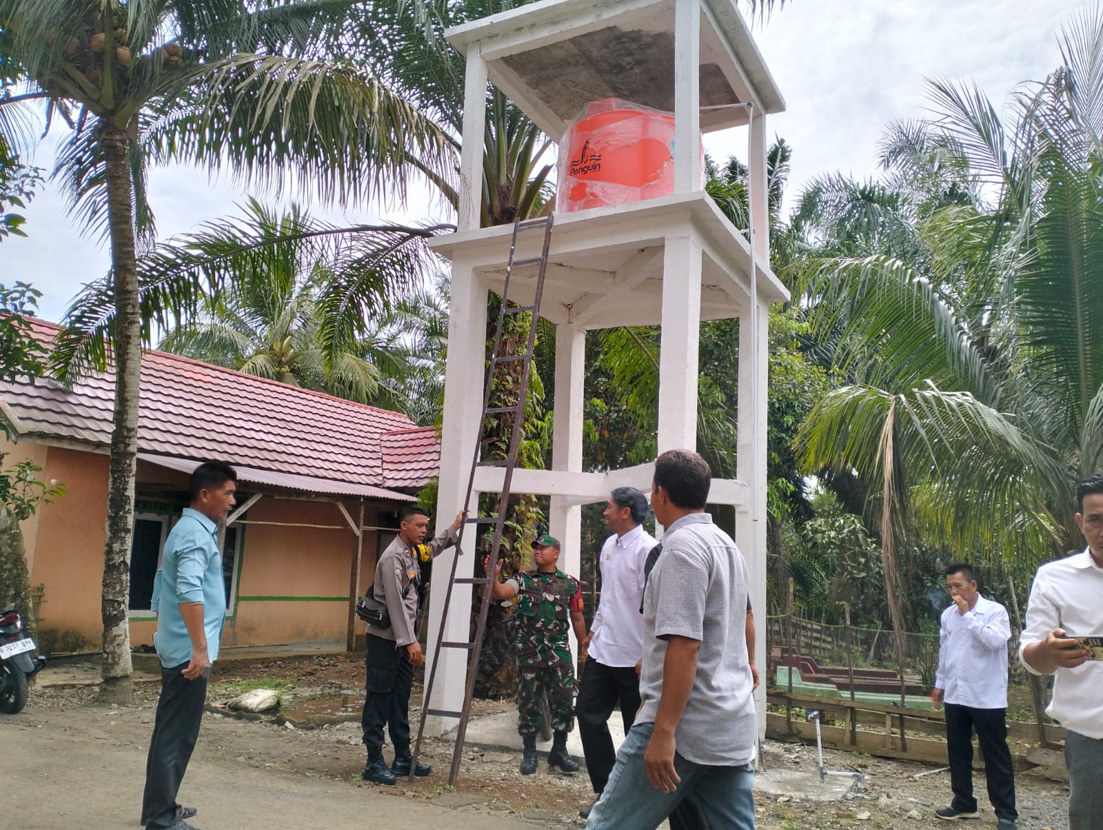 Dihadiri Bhabinkamtibmas, Talang Rasau Monev Pembangunan Sumur Bor