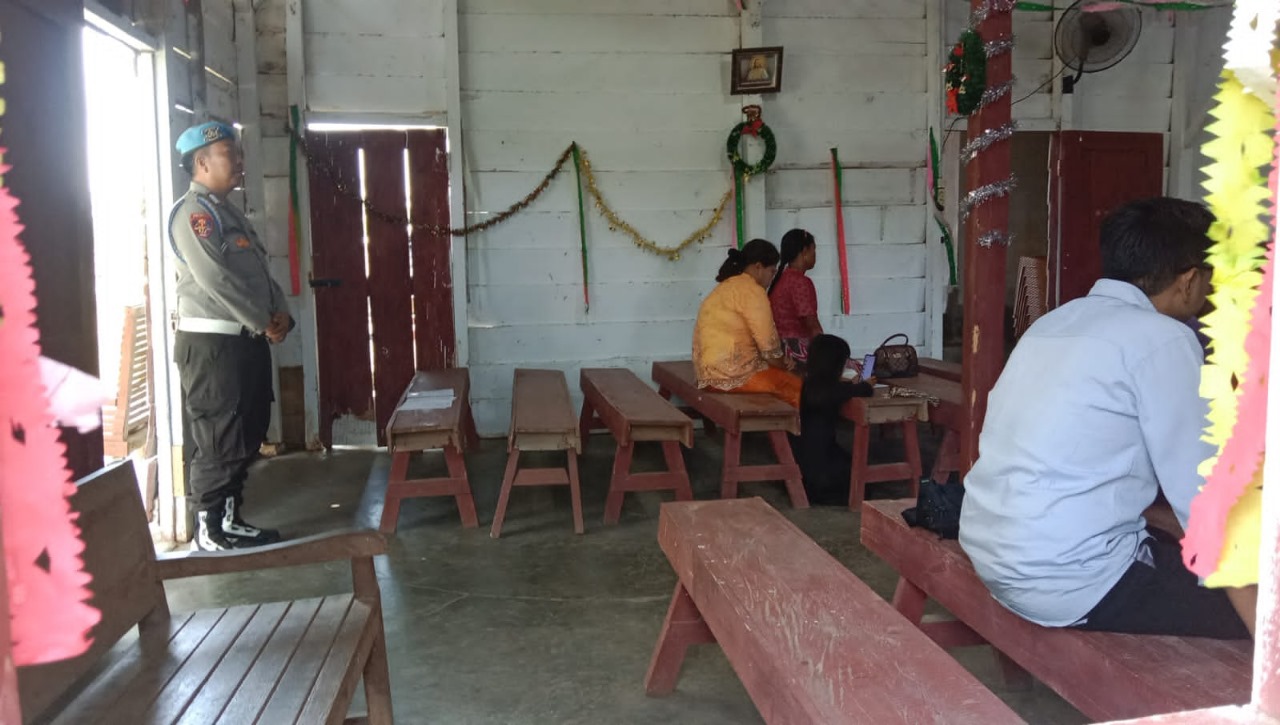 Jaga Kondusifitas Gereja Aman Selama Pelaksanaan Ibadah, Personel Polsek Kaur Selatan Lakukan Pengamanan 