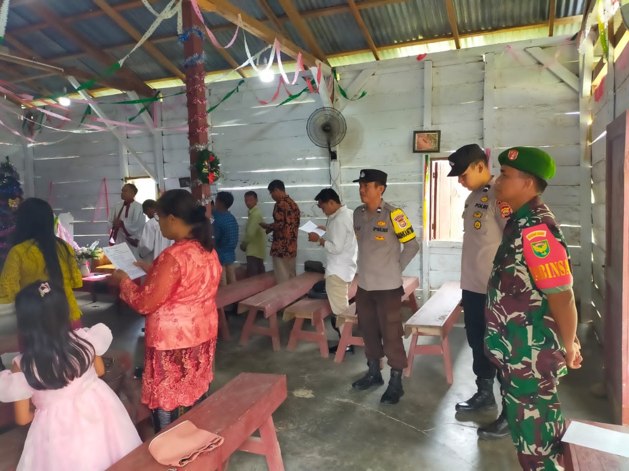 Bersinergi, Personel Polsek Kaur Selatan Bersama Personel TNI Laksanakan Pengamanan Natal di Gereja