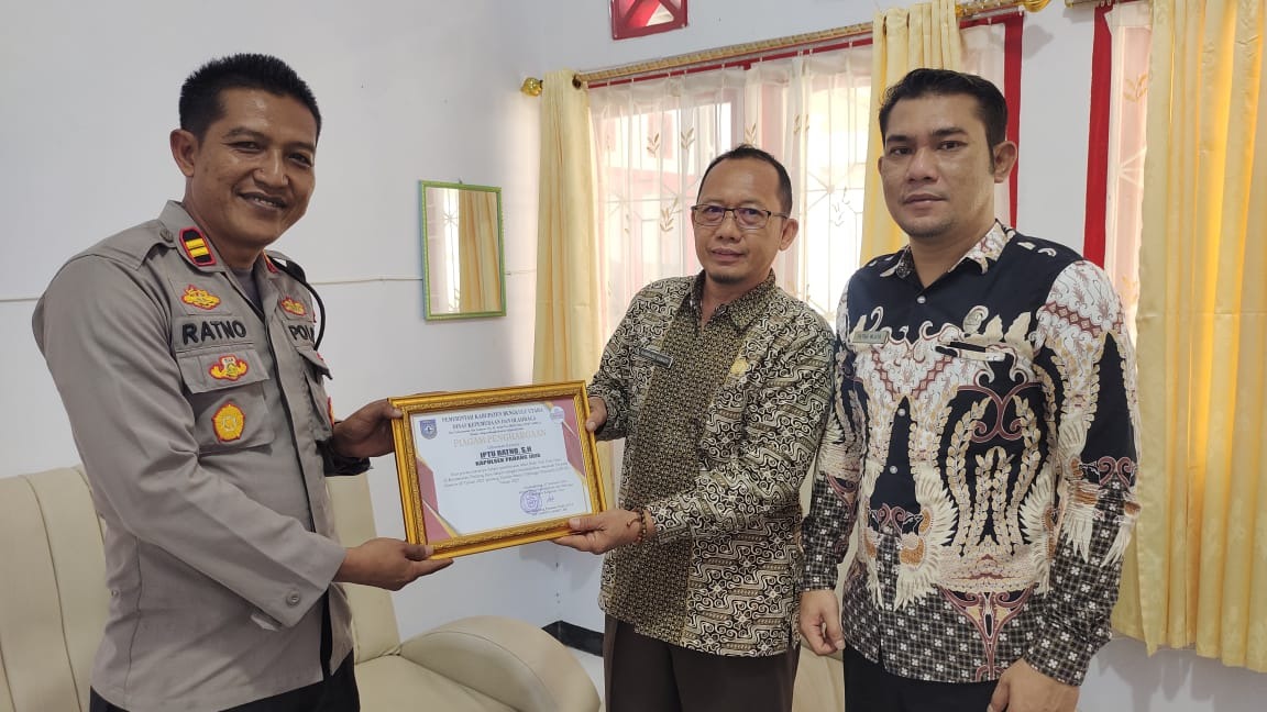 Aktif Bina Bola Voly Tingkat Kecamatan, Kapolsek Padang Jaya Terima Penghargaan