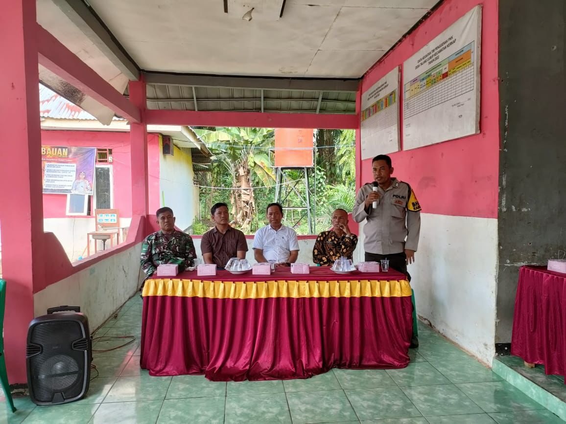 Bhabinkamtibmas Polsek Kerkap Hadiri Verifikasi MDST Rapat Pembangunan Jalan Rabat Beton