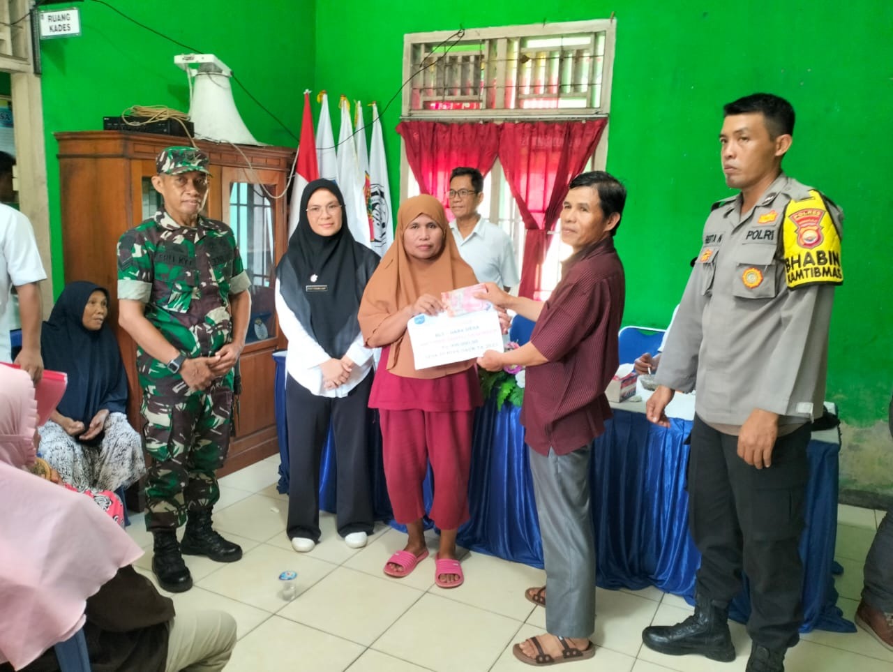 Bhabinkamtibmas Polsek Lais Hadiri Penyaluran BLT DD Durian Daun