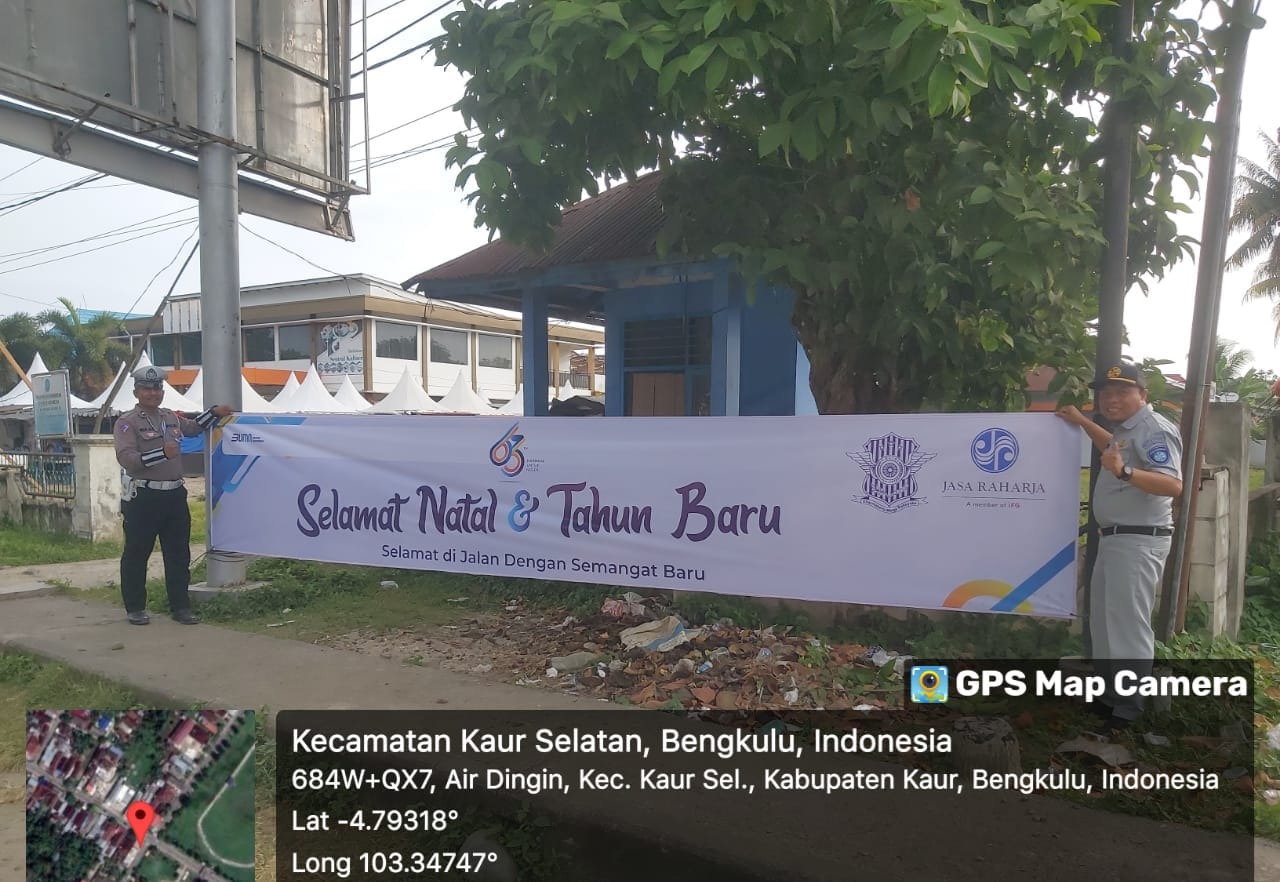 Satgas Kamseltibcar Lantas Polres Kaur dan Dinas Jasa Raharja Pasang Spanduk Ucapan Selamat Natal dan Tahun Baru 