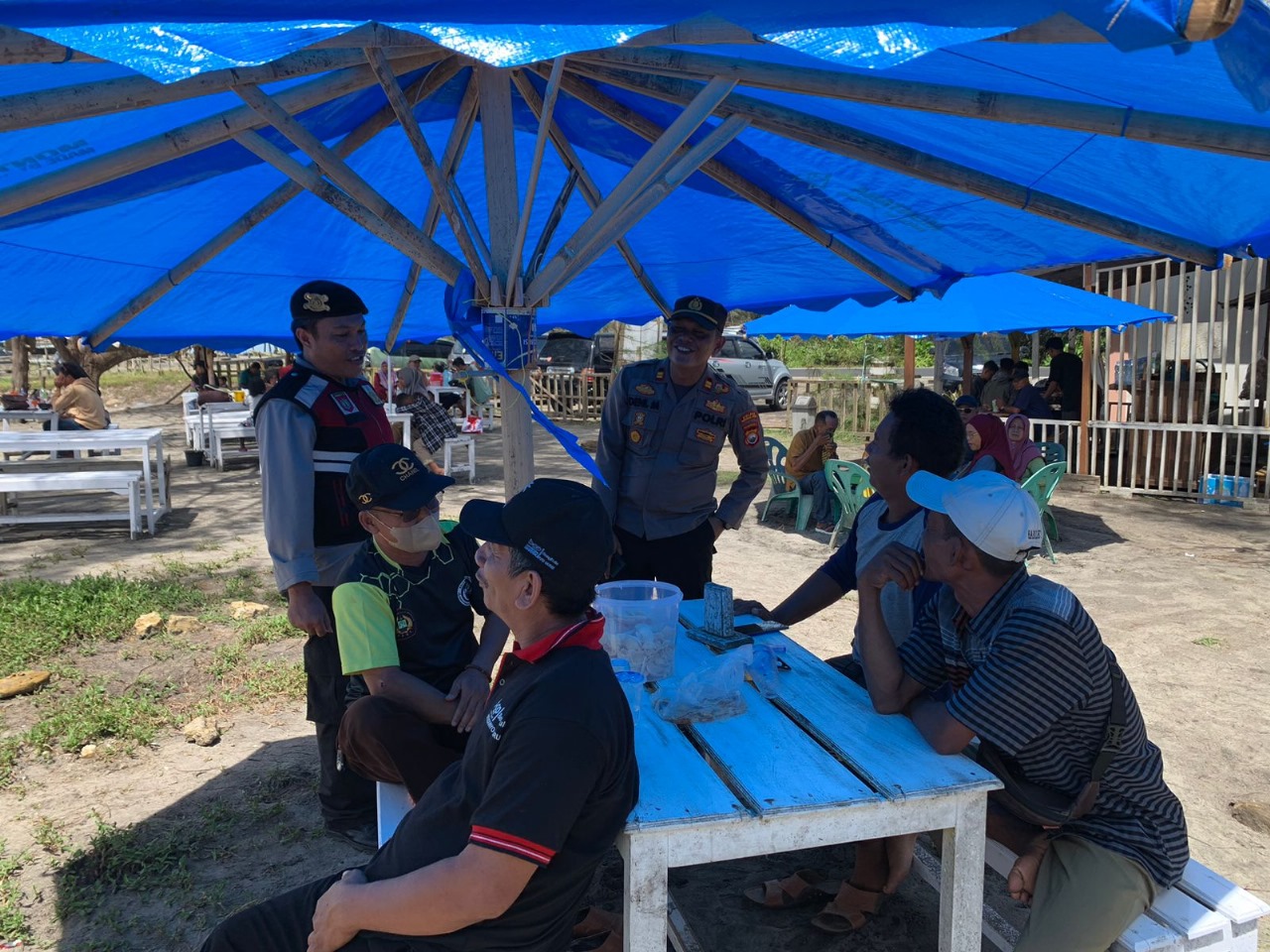 Awal Tahun 2024, Kapolsek Bersama Anggotanya Berikan Imbauan dilokasi Wisata Pantai Serangai