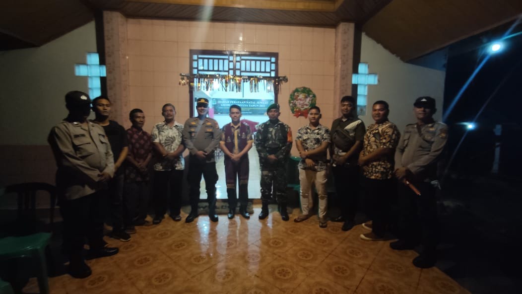 Sinergitas TNI - Polri, Melaksanakan Pengamanan Ibadah Misa Akhir Tahun di Wilkum Polsek Giri Mulya
