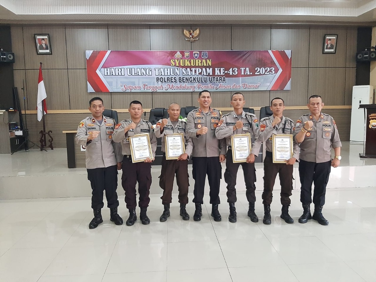 Rangkaian HUT Satpam ke–43, Kapolres Bengkulu Utara Beri Penghargaan Kepada Satpam yang Berprestasi