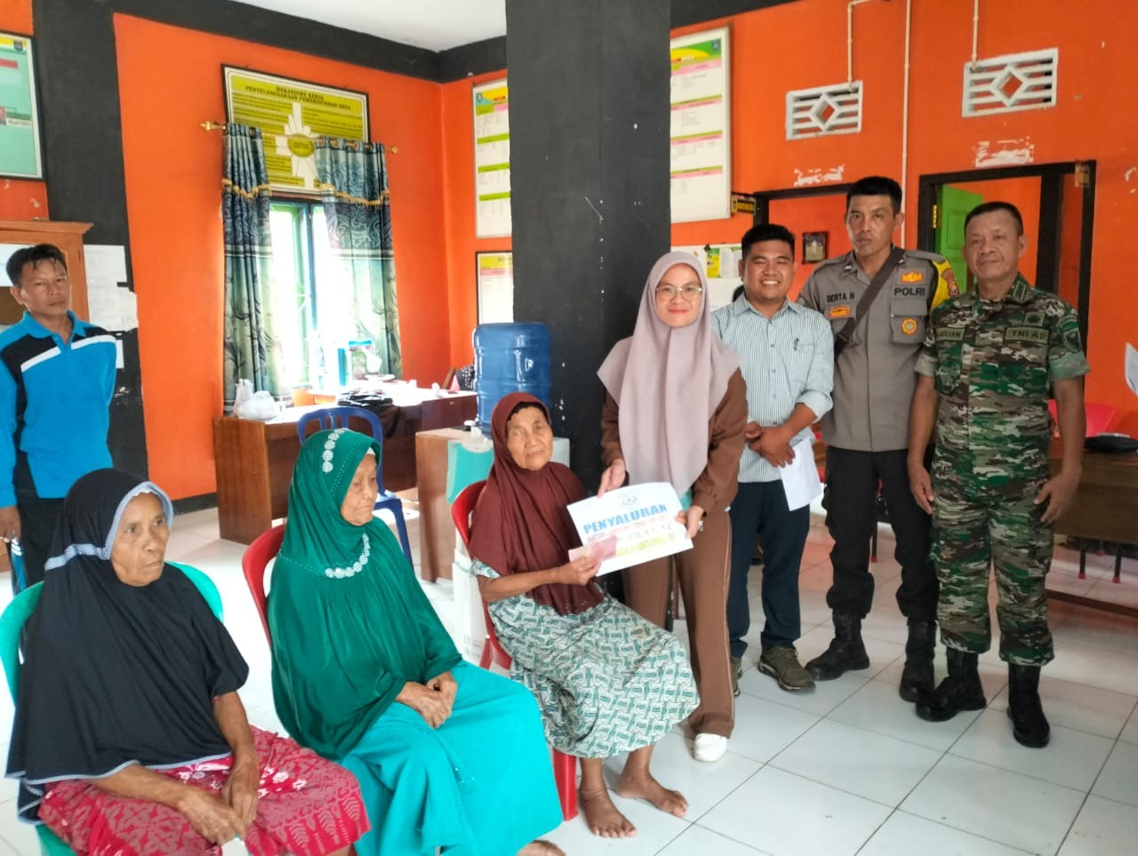 Diawasi Bhabinkamtibmas Polsek Lais, Desa Taba Baru Salurkan BLT DD