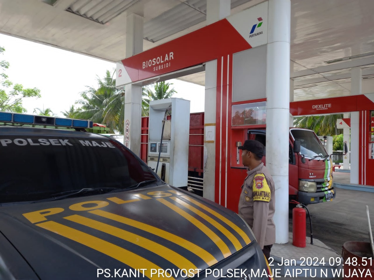 Personel Polsek Maje Lakukan Pengawasan Pengisian BBM di SPBU Air Nurman Jaya 