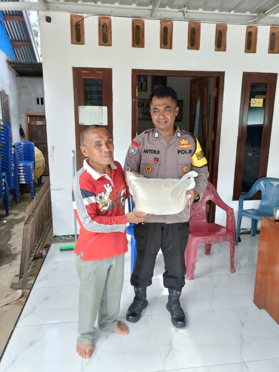 Selasa Berbagi, Polsek Padang Guci Hulu Bagikan 10 Kg Beras kepada Warga Kurang Mampu 