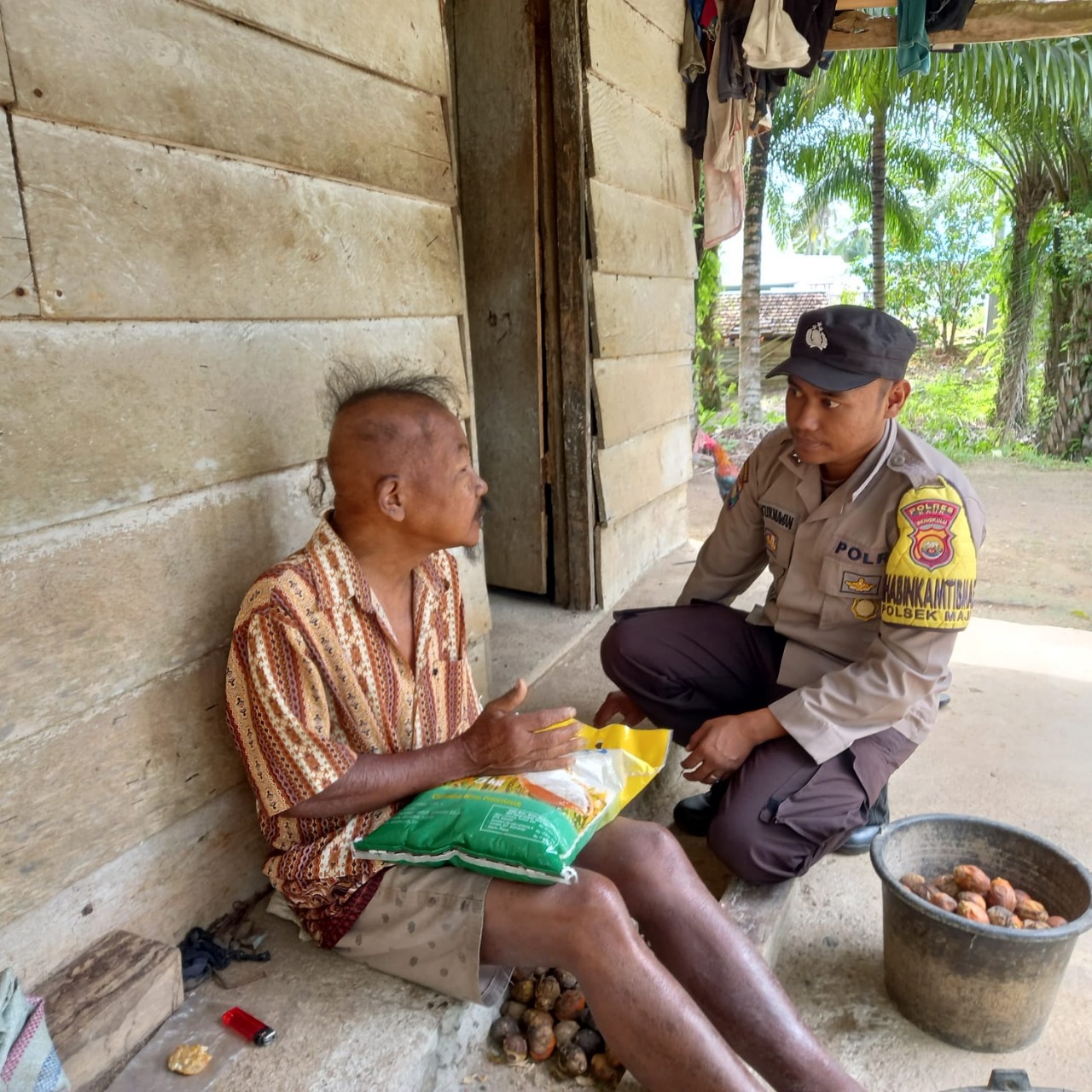 Sakit Menahun, Warga Desa Pardasuka Terima Bantuan Beras dari Polsek Maje 