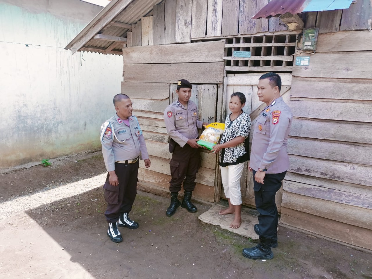 Polri Peduli, Polsek Tanjung Kemuning Berikan Bantuan Sembako kepada Warga Kurang Mampu