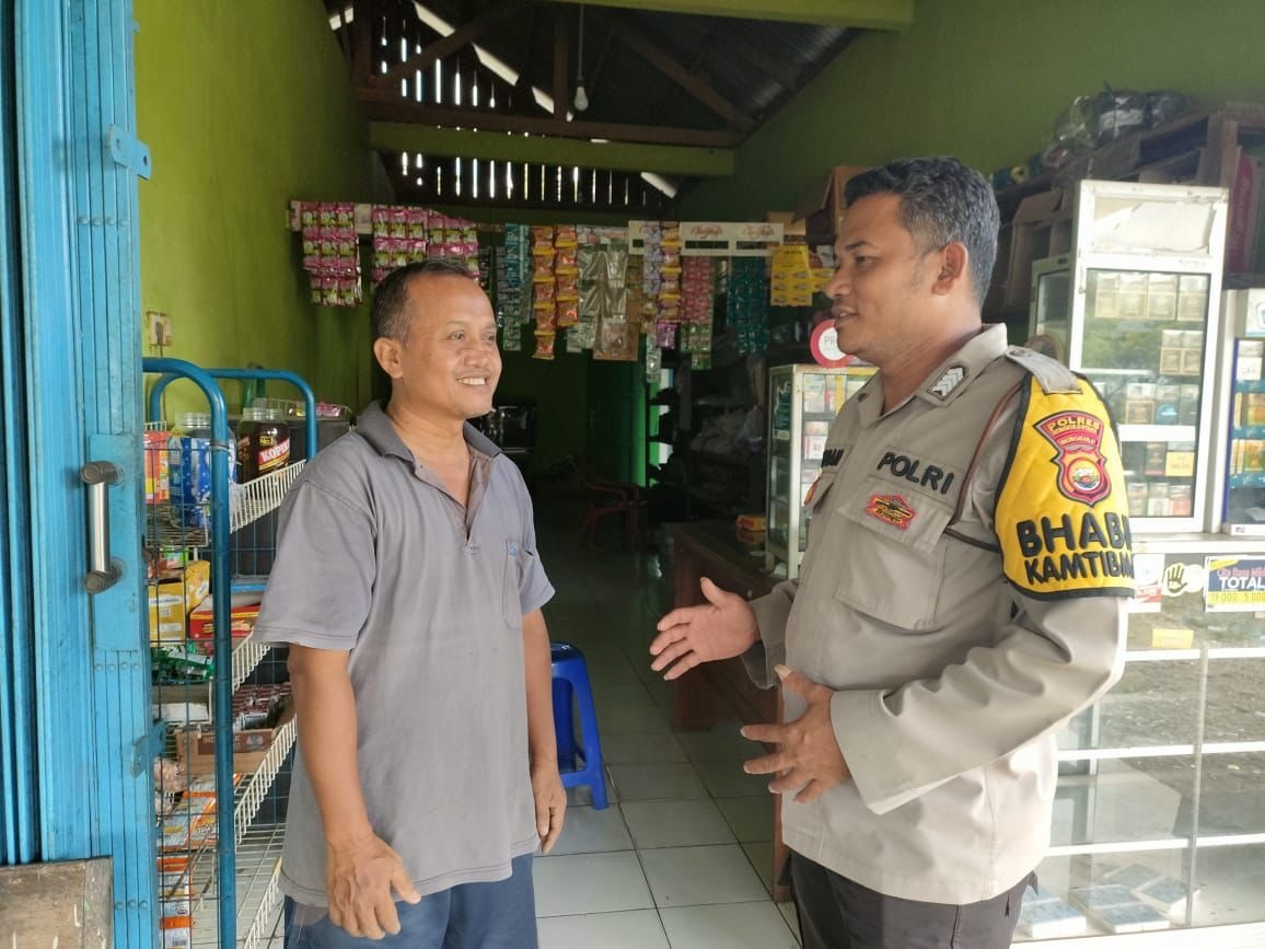 Pak Bhabin Sambang Usaha Warga Binaanya Sampaikan Pesan - Pesan Kamtibmas