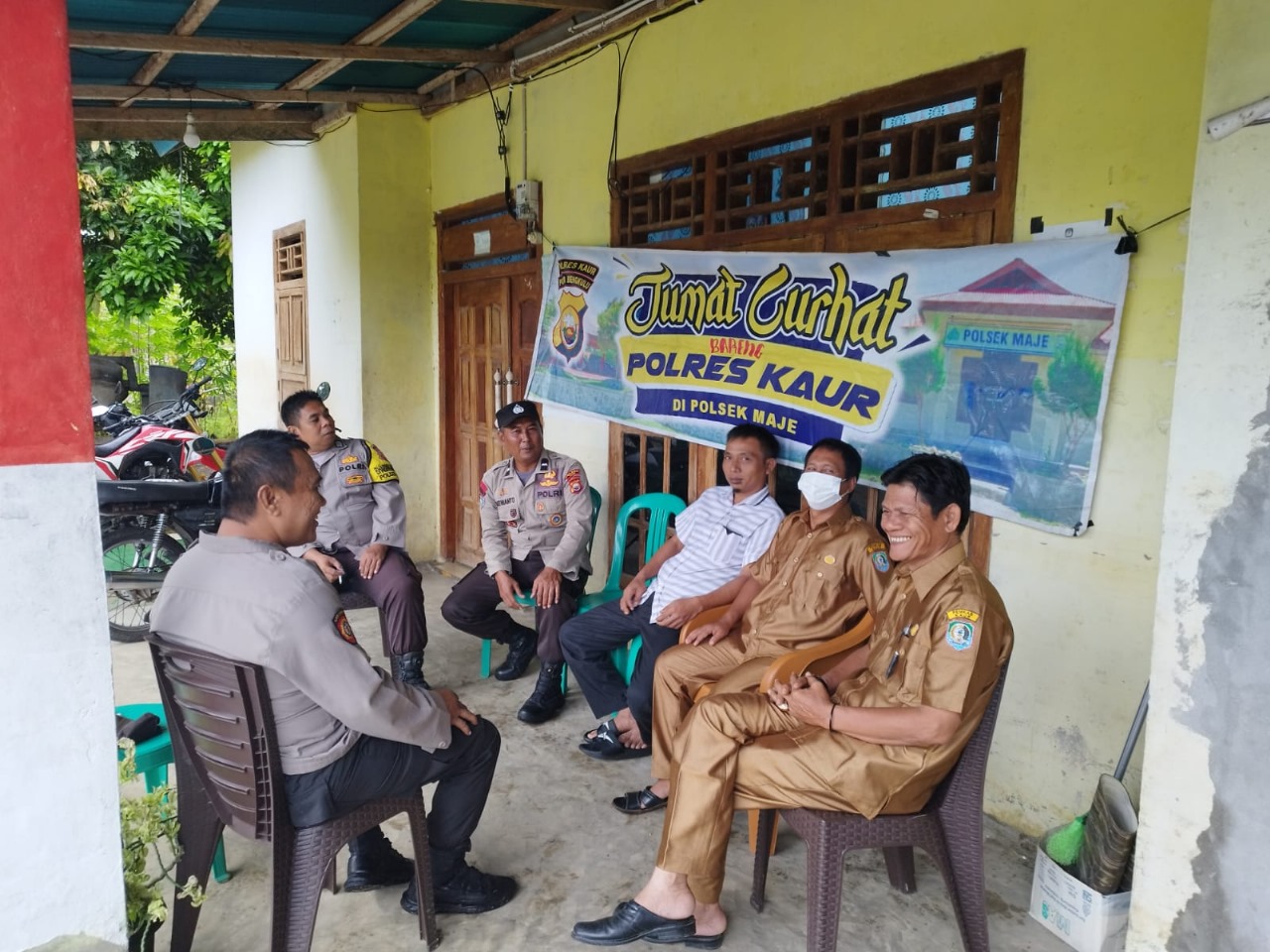 Bhabinkamtibmas Polsek Maje Jumat Curhat Bersama Masyarakat Tanjung Beringin 